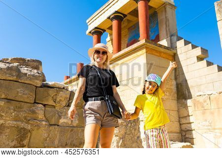 Knossos Palace Ruin In Sunny Day, Crete, Greece.