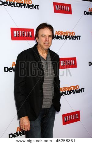 LOS ANGELES - 29 APR: Kevin Nealon arriva presso la 
