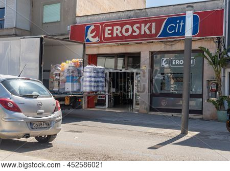 Felanitx, Spain; April 07 2022: Main Entrance Of The Eroski City Supermarket, With A Food Delivery T