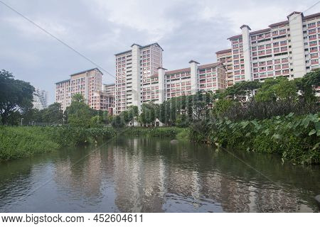 Singapore- 9 Apr, 2022: Scenic View From Bishan-ang Mo Kio Park In Singapore. It Is One Of The Large