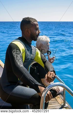 Scuba Divers Before Diving. Diving Lesson In Open Water. Men In Scuba Suit Are Preparing To Dive Int
