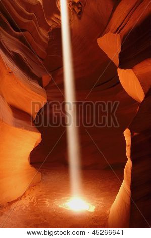 แสงไฟที่ตื่นตาตื่นใจในแอนเทอโลปแคนยอน อริโซนา