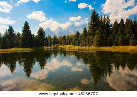 สะท้อน Teton สวยงามในอุทยานแห่งชาติแก Teton