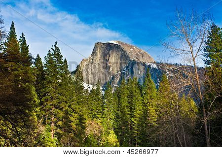 โดมครึ่งหิน โรงแรมแลนด์มาร์คของอุทยานแห่งชาติโยเซมิตี รัฐแคลิฟอร์เนีย