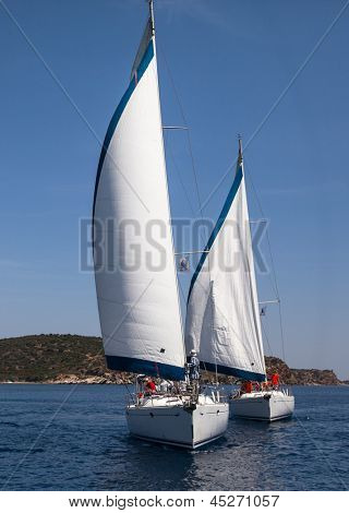 PELOPONEZ, Grecja - 29 maja: łodzie konkurentów podczas z IX regaty żeglarskie wiosną Ellada 2013, maja