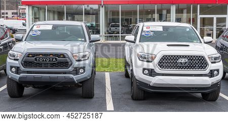 Monroeville, Pennsylvania, Usa April 10, 2022 Two Used Toyota Tacoma Trucks Together For Sale At A D