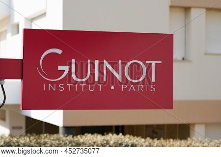 Bordeaux , Aquitaine  France - 04 10 2022 : Guinot Sign Text And Brand Logo On Wall Facade Beauty In