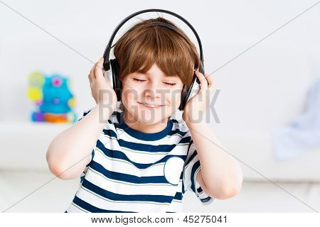 เด็กชายฟังเพลง