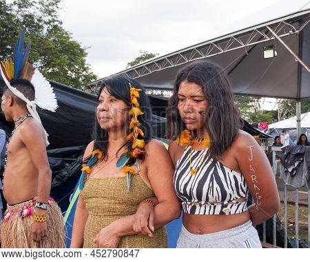 Brasilia, Df, Brazil-april 12, 2022: Thousands Of Indigenous Natives From All Over Brazil Descend Up