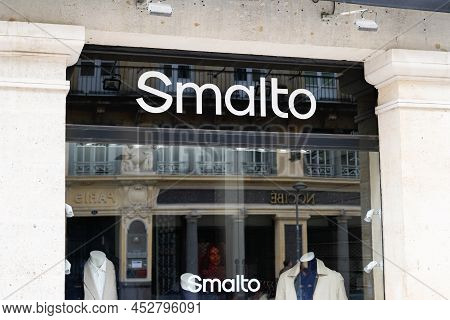 Bordeaux , Aquitaine  France - 04 10 2022 : Smalto Shop Sign Text And Logo Brand Front Of Store Of M