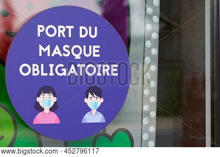 Bordeaux , Aquitaine  France - 04 10 2022 : Masque Obligatoire Text French Means Face Mandatory Mask