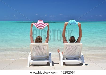 Pár na pláži Exuma, Bahamy
