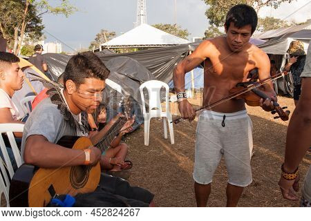 Brasilia, Df, Brazil-april 13, 2022: Indigenous Natives From All Over Brazil, Descend Upon Brasilia,