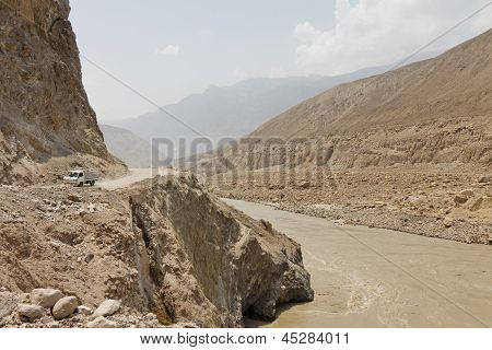 Karakorum Highway ตามแนวแม่น้ำเอยูรเว