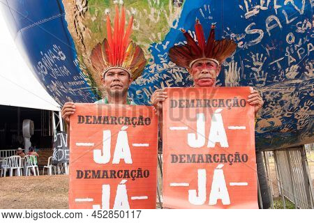 Brasilia, Df, Brazil-april 13, 2022: Indigenous Natives From All Over Brazil, Descend Upon Brasilia,