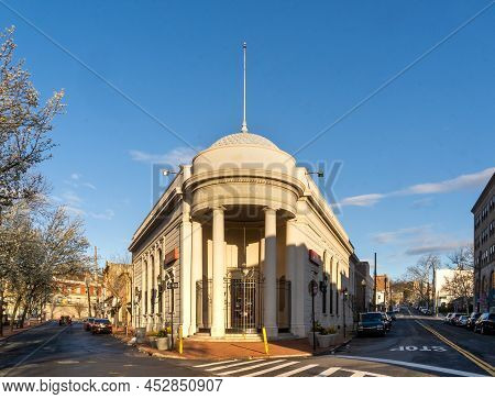 Staten Island, Ny - Usa - April 10, 2022: A View Of The Staten Island Savings Bank. The Neo-classica