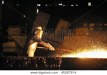 Arbeitnehmer mit Fackel Cutter Schneiden durch Metall