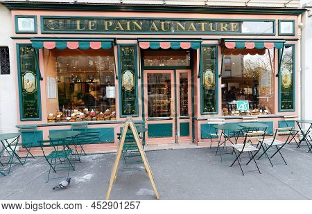 Paris, France-april 03 , 2022 : The Vintage Bakery Bio Organic Shop Le Pain Au Naturel Located At Th