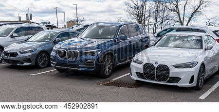 Monroeville, Pennsylvania, Usa April 10, 2022 Three Different Bmw Vehicles Lined Up For Sale At A De