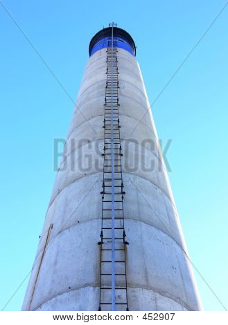Blau, weiß und schwarz-Schornstein mit Leiter