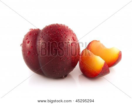 孤立与两片红李子 (水滴)。