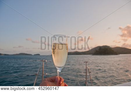 Bubby Sparkling Champagne Flute Glass With Evening Scene While Sailing In The Pacific Ocean In Queen