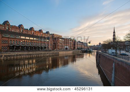 Atardecer en Hamburgo, ciudad alemana. Distrito de Speicherstadt