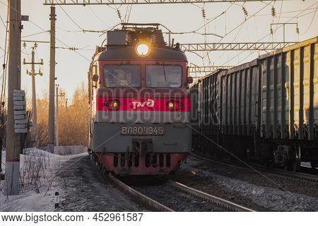 Sharya, Russia - March 19, 2022: Soviet Electric Locomotive Vl80t-1945 And Oncoming Train On March E