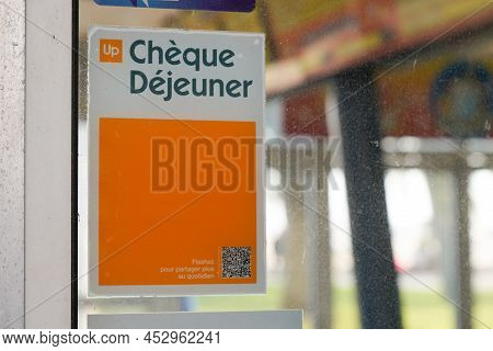 Bordeaux , Aquitaine  France - 04 10 2022 : Cheque Dejeuner Logo Brand And Text Sign On Door Windows