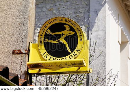 Bordeaux , Aquitaine  France - 04 10 2022 : Interflora Logo Brand Yellow And Sign Text On Facade Pan