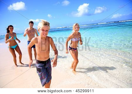 Paradisaical sahilde çalışan Aile