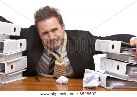 gestressten Business-Mann mit Seil Lasso um Hals weint in office