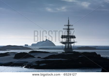 Segelschiff unter Eisberge