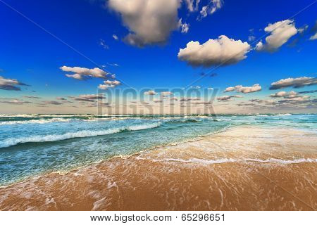 sky, ocean and beach on the sandy beach