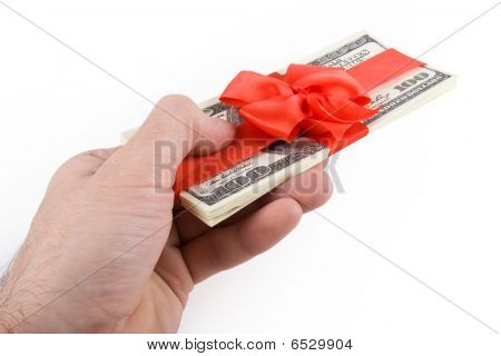 Mężczyzna ręką rozdaje Pack notatki dolara