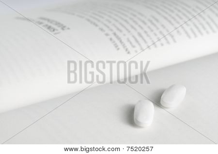 Pillen auf Buch