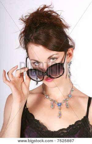 Mädchen in der großen Sonnenbrille