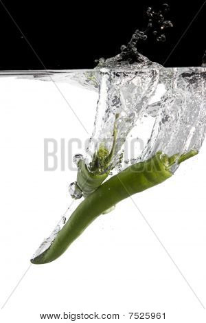 deux piment vert dans l'eau