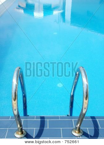  à beira da piscina