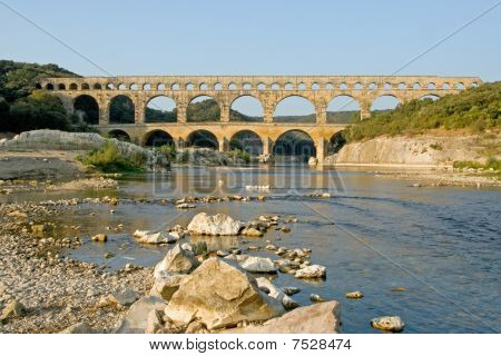 Reflektion av Pont du Gard