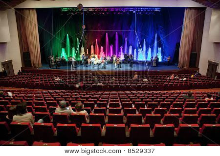 Mosca - 22 febbraio: Circo ballare fontane Akvamarin su 22 febbraio 2010 a Mosca.