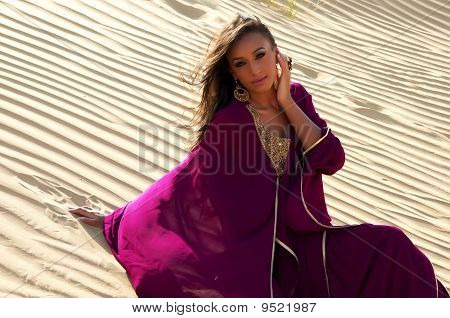 Donna bella e giovane nel deserto arabo