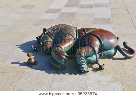 The lion and the mouse in bronze