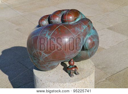 Bronze sculptures on the boulevard of Scheveningen