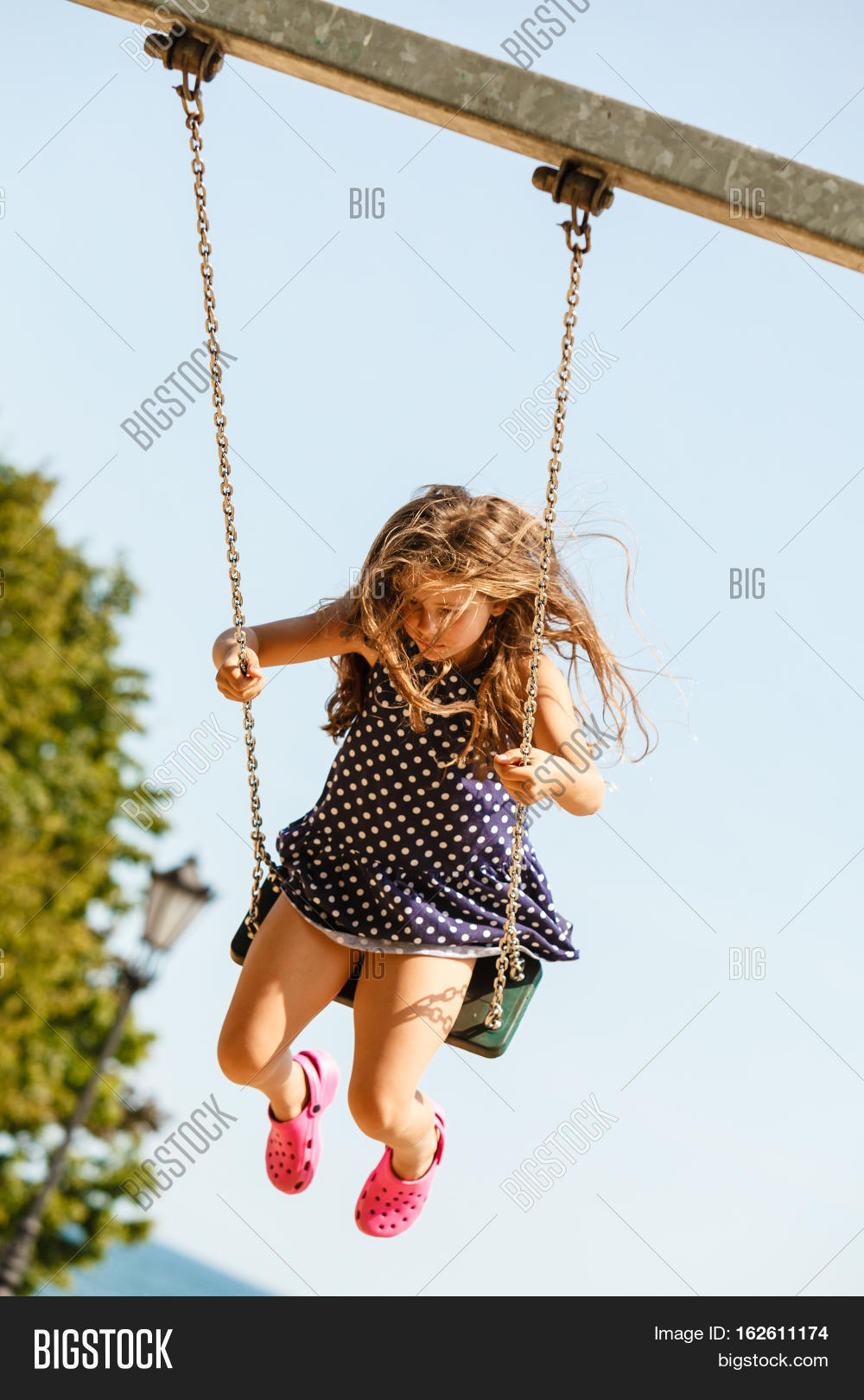 Дети на площадке. Дети на площадке. Свинг вечеринки германия. Вечеринка на террасе. Swinging showing.