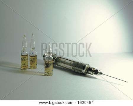 Hypodermiska sprutan och 3 ampuller