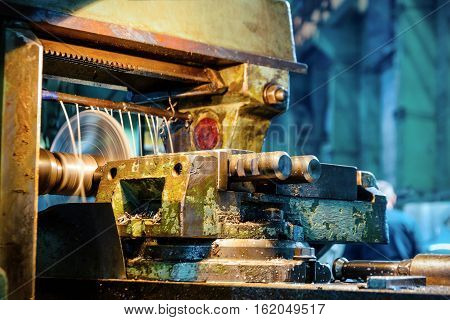 Horizontal Milling Machine. Milling process using a disk cutter.