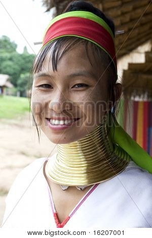 CHANG MAJ, THAILAND - 28 juli: Portræt af ung kvinde fra lange hals landsby 28 juli 2009 i Chan