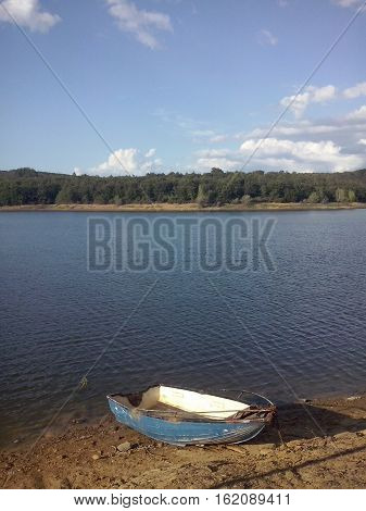veduta del Lago di Calcione in Toscana