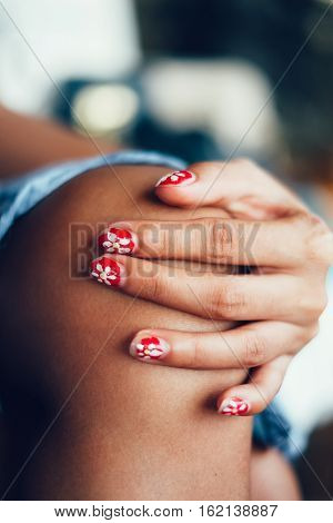 Faded and sensual flowery nail art retro look